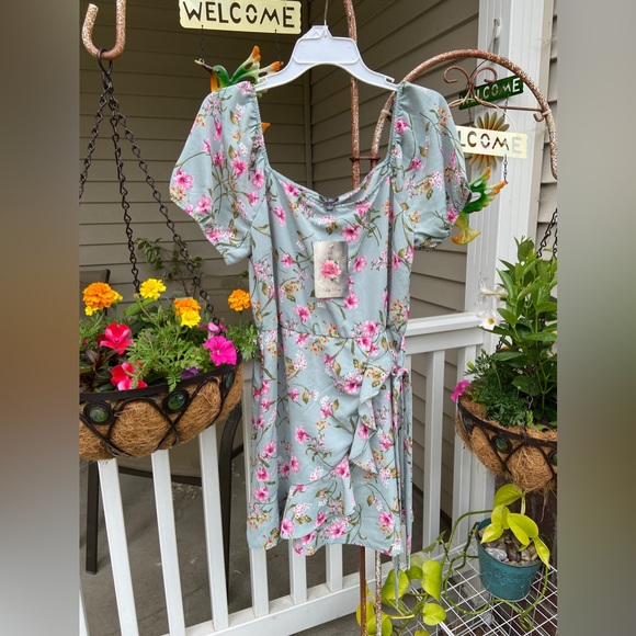 Lily Rose Tops - NWT Lily Rose Sz-L Beautiful, Unique, Great Design-Square Neck or Cold Shoulder